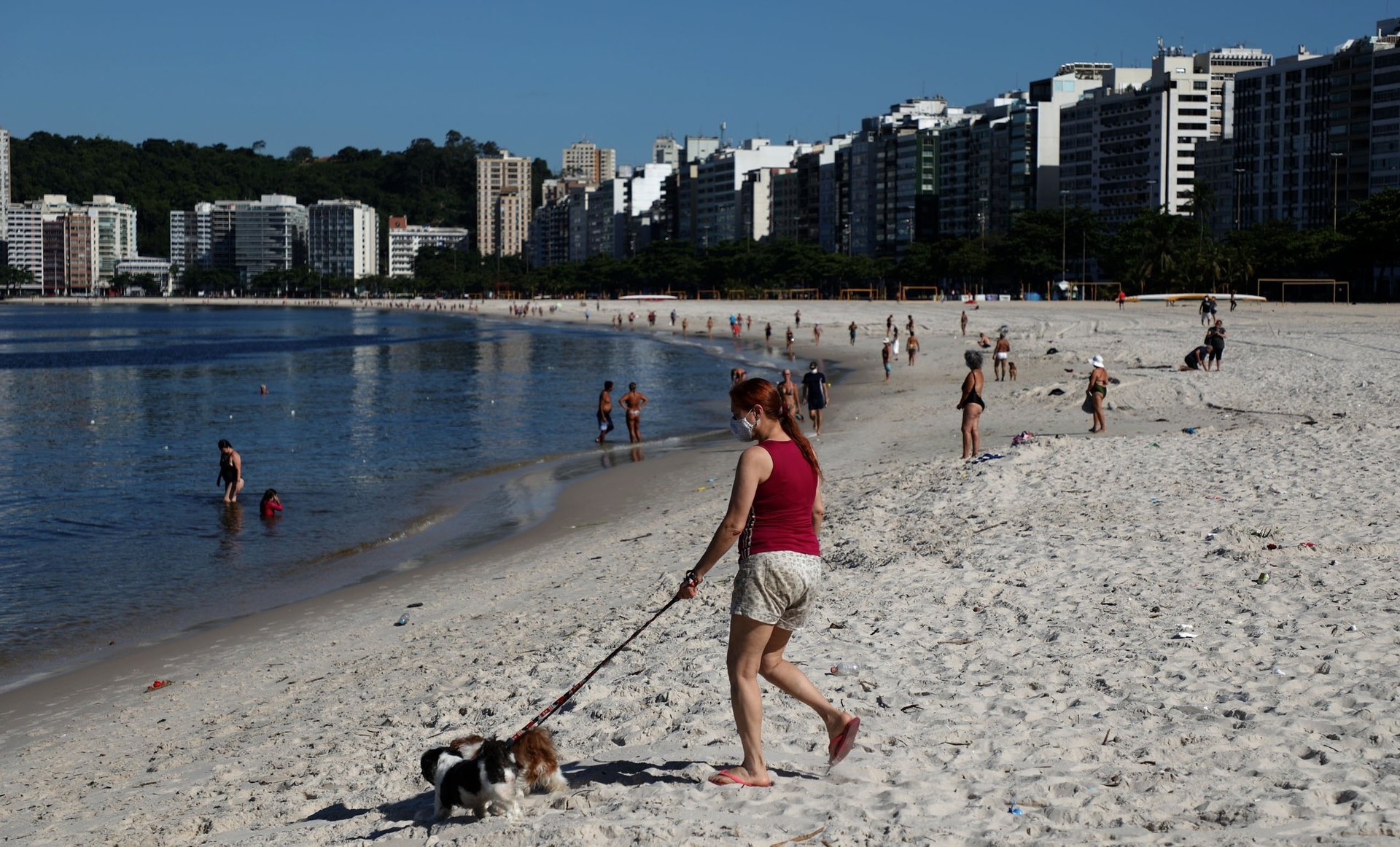 Una mujer camina en una playa en la ciudad de Niterói, vecina de Río de Janeiro hoy, jueves 31 de diciembre de 2020. EFE/Fabio Motta