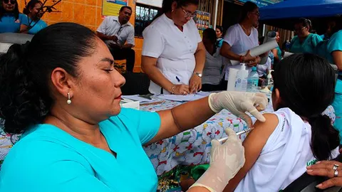 1331325-ministerio-de-salud-refuerza-la-vacunacion-contra-el-dengue-en-regiones-de-alto-riesgo