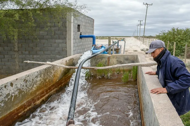 20251027_trabajador-sistema-irrigacion_Pistachos-de-los-Andes_San-Juan_Argentina_Celina-Mutti-Lovera_Dialogue-Earth-1800x1200