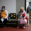 Tres mujeres embarazadas esperan ser atendidas el 27 de julio en el Instituto Nacional Materno Perinatal de Lima. EFE/ Paolo Aguilar