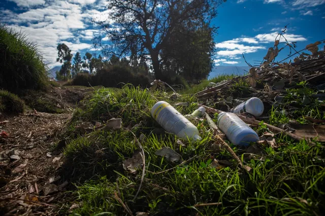 Envases de pesticidas abandonados en una zona agrícola del Valle del Mantaro.