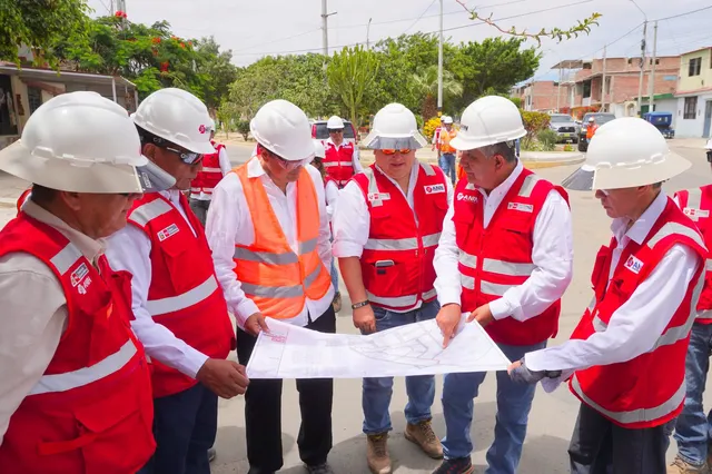 Funcionarios y técnicos de la Autoridad Nacional de Infraestructura (ANIN) revisan planos durante una visita de campo.