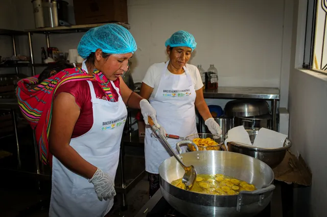 En el banco, parte de lo recuperado se transforma en chifles, encurtidos, mermeladas, néctares y otros productos que pueden conservarse por más tiempo