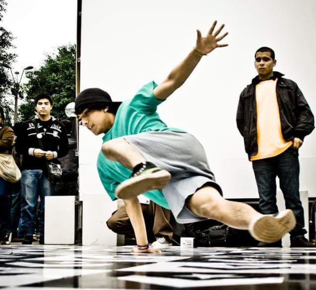 Bryan Pérez haciendo break dance2.jpg