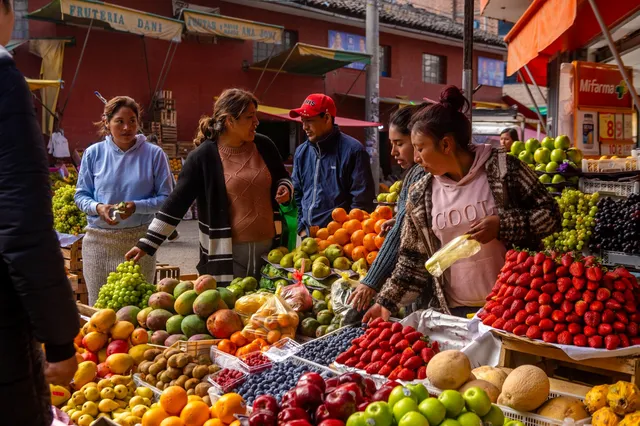 Comercio de frutas en mercado mayorista