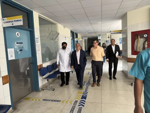 Como asesor de la comisión del Congreso sobre cáncer, Víctor Palacios realizó visitas a hospitales junto al congresista Alejandro Aguinaga