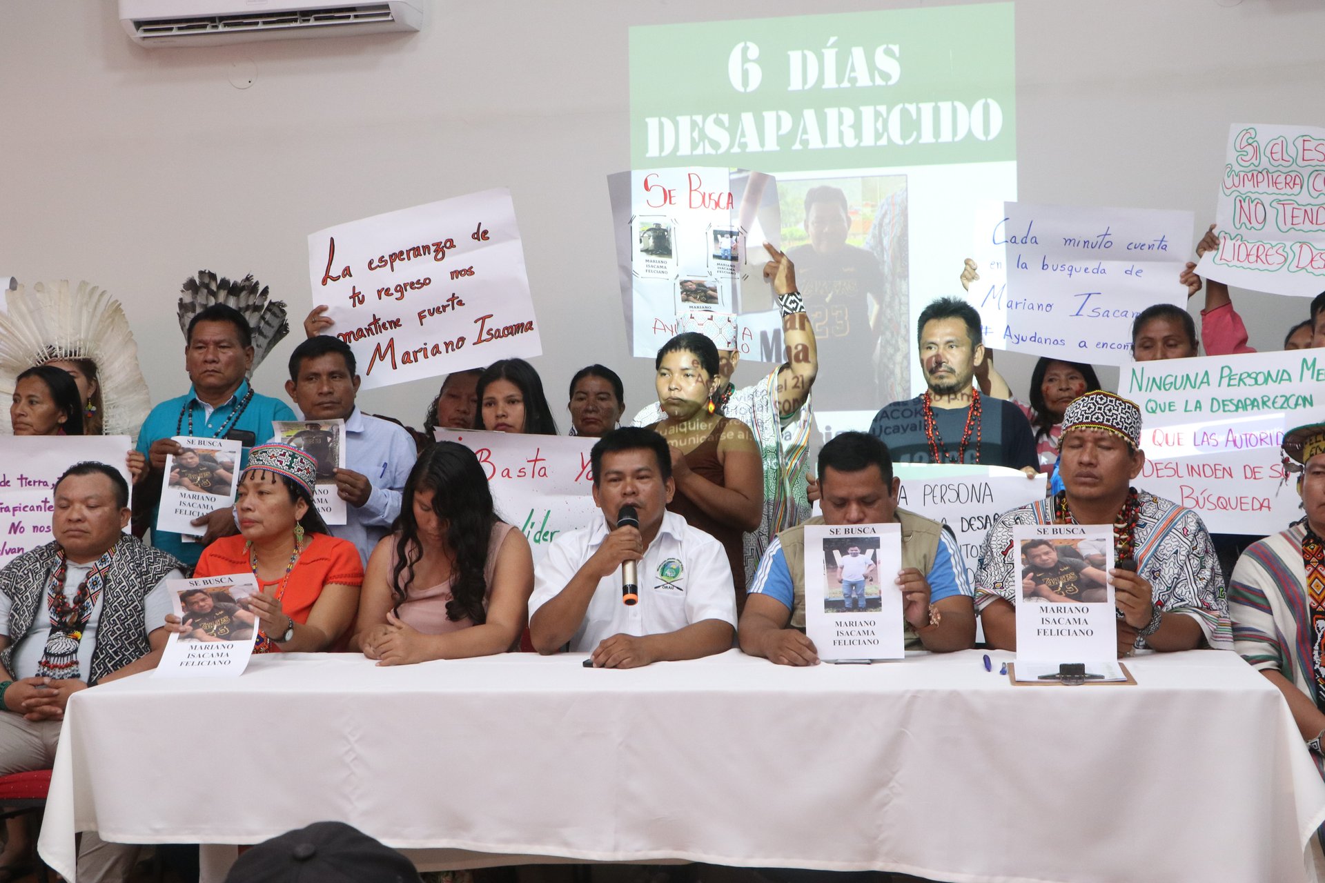 Pobladores kakataibo durante conferencia de prensa para denunciar desaparición de Mariano Isacama Feliciano