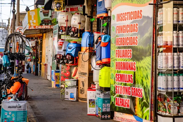 Para muchos pequeños agricultores, la tienda donde compran los pesticidas es también el lugar donde reciben indicaciones sobre qué producto usar y en qué cantidad.
