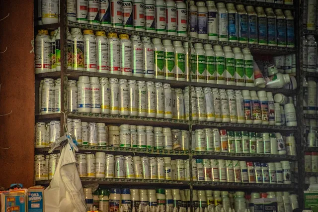 Tienda de agroquímicos. Para muchos agricultores, estos locales son un punto clave de orientación sobre qué pesticida comprar y cómo usarlo.