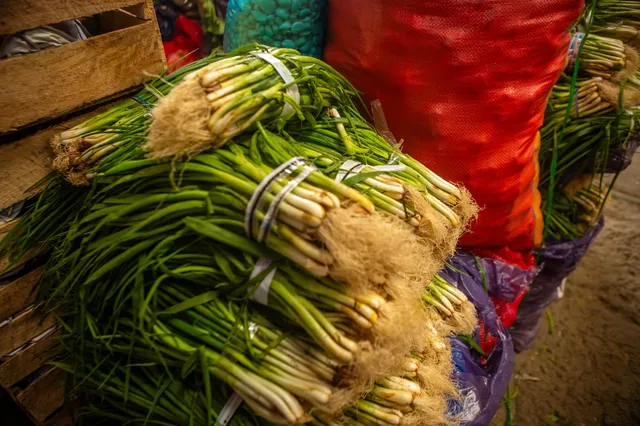 La cebolla china ha aparecido en monitoreos de alimentos con residuos de pesticidas por encima de los límites permitidos.