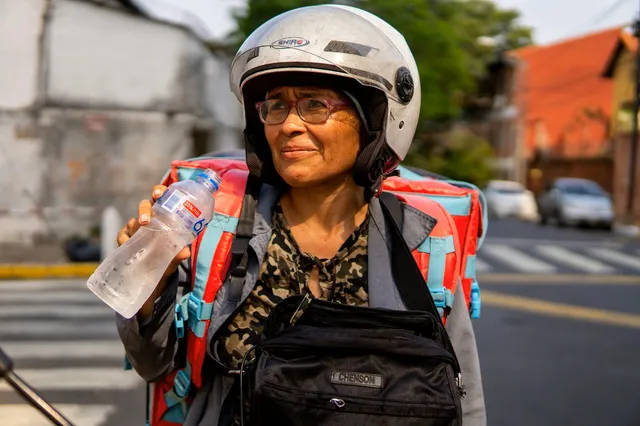 Las altas temperaturas afectan especialmente a quienes trabajan largas jornadas al aire libre, como los repartidores, y aumentan el riesgo de deshidratación y agotamiento por calor.