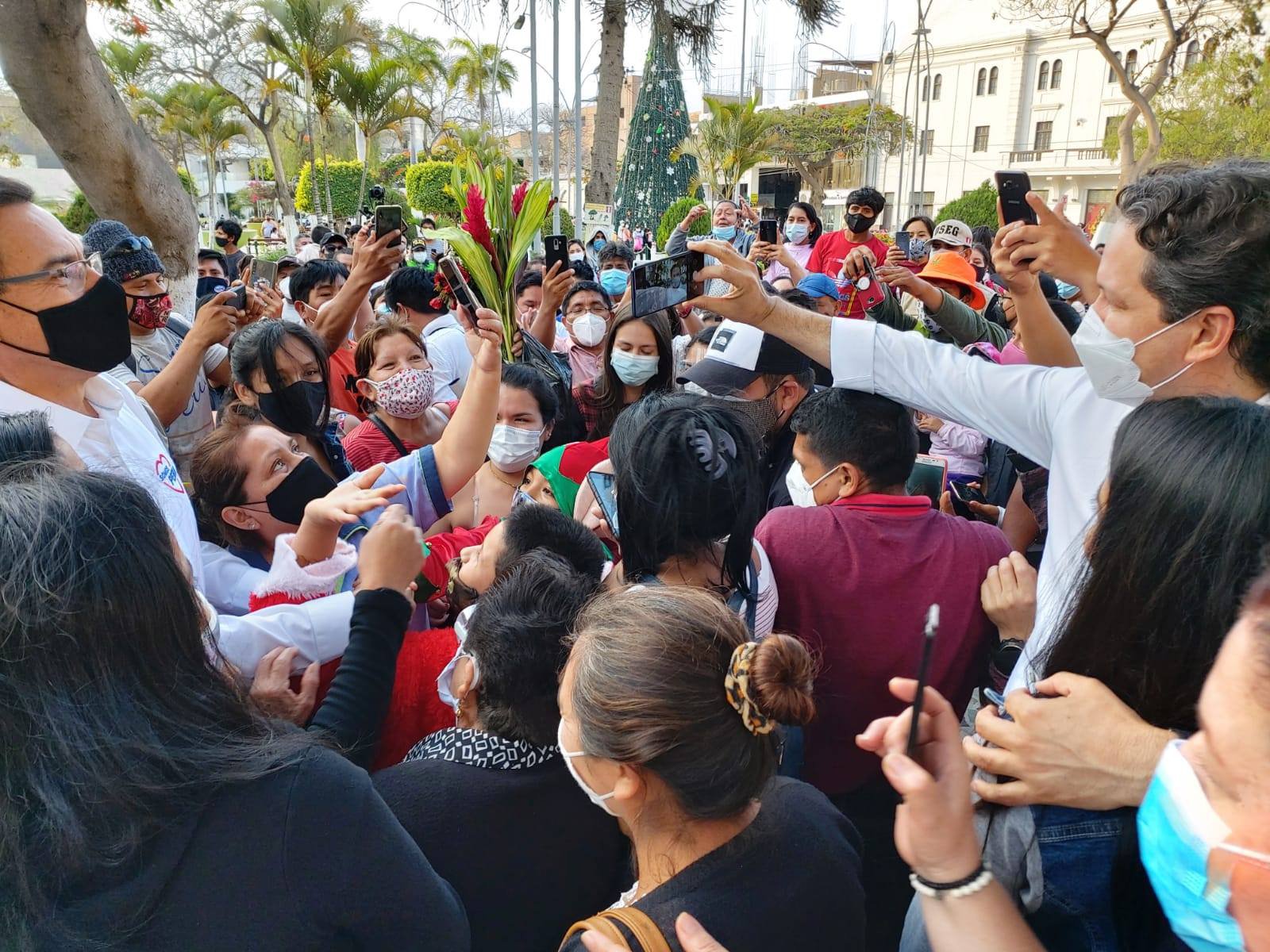 El candidato de Somos Perú, Daniel Salaverry y el expresidente Martín Vizcarra se encuentran recorriendo el país desde mediados de diciembre..jpg