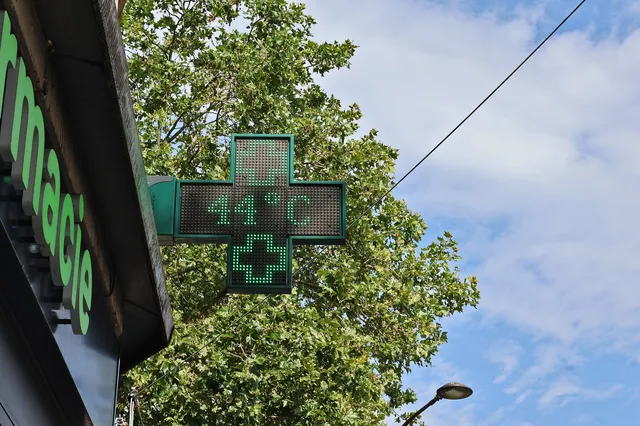 Un letrero de farmacia en París marca la temperatura durante la ola de calor de junio de 2026. En Europa, el calor del verano se asoció con al menos 35.000 muertes adicionales.