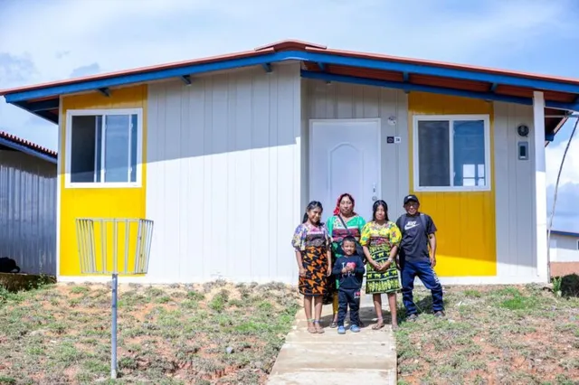 Familia guna al exterior de su nueva casa.