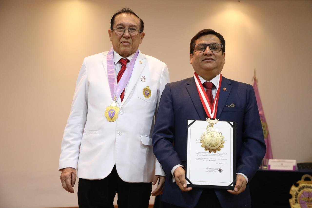 El jueves 18 de julio de 2024, el Colegio Odontológico del Perú entregó una medalla al ministro César Vásquez..