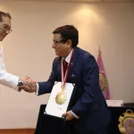 El jueves 18 de julio de 2024, el Colegio Odontológico del Perú entregó una medalla al ministro César Vásquez.