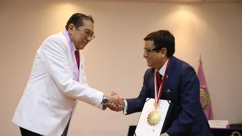 El jueves 18 de julio, el Colegio Odontológico del Perú entregó una medalla al ministro Vásquez por el cambio de la evaluación para ingresar al Serums.