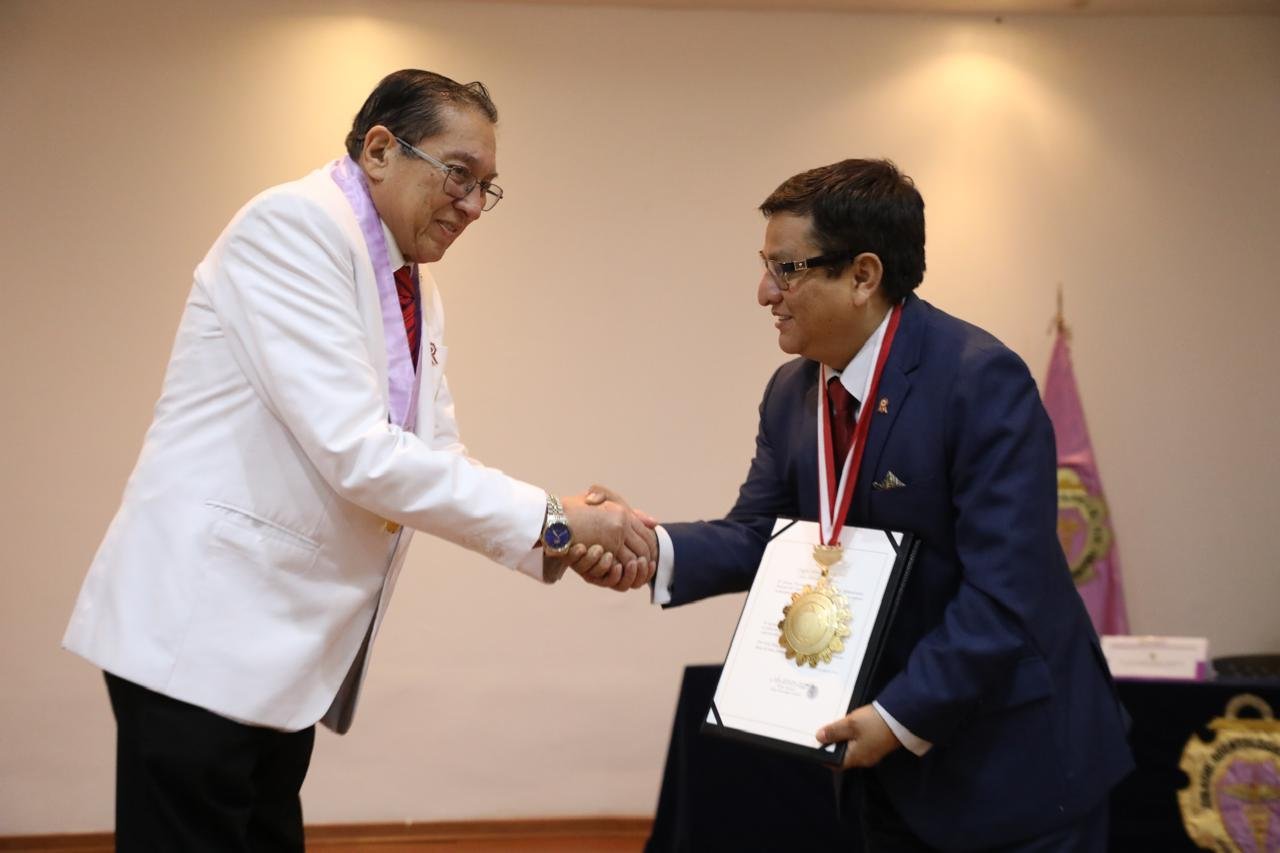 El jueves 18 de julio de 2024, el Colegio Odontológico del Perú entregó una medalla al ministro César Vásquez.