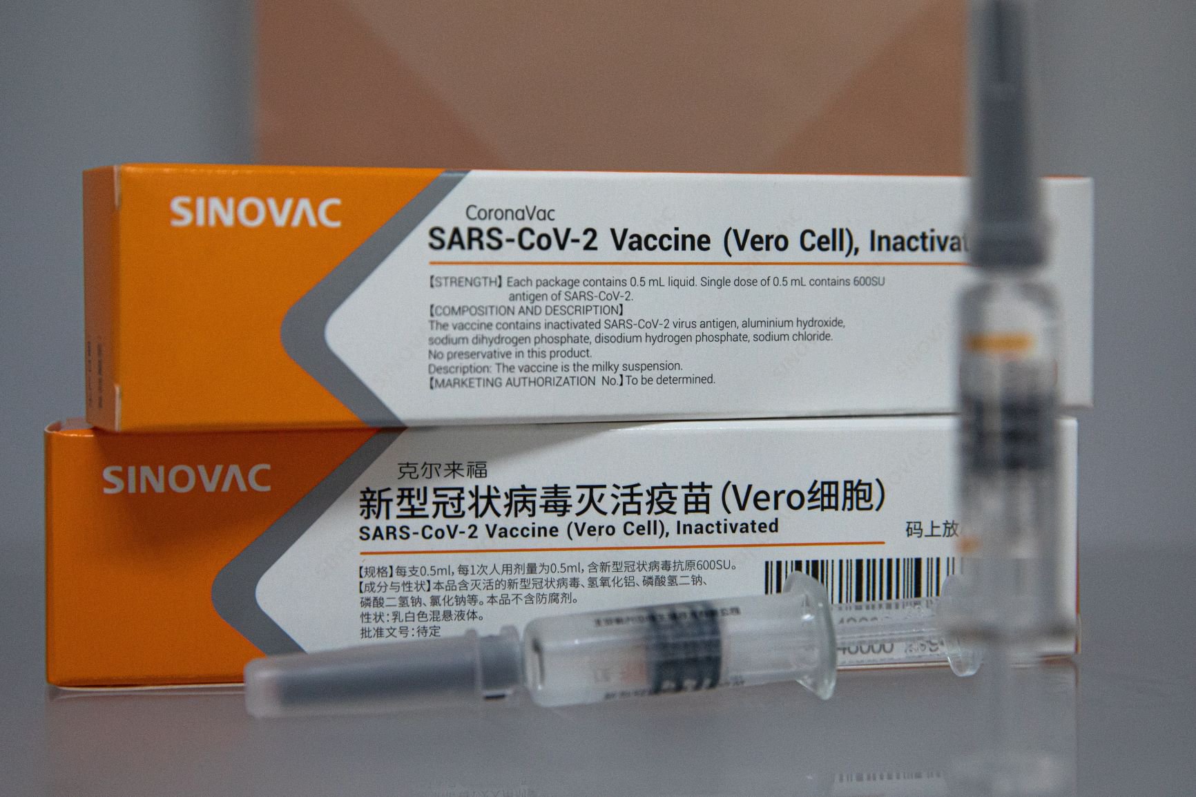 La vacuna COVID-19 de Sinovac CoronaVac se exhibe en la sede de la compañía en Pekín, China. La empresa china Sinovac Biotech está desarrollando la vacuna candidata COVID-19 llamada CoronaVac. EFE EPA ROMAN PILIPEY Archivo