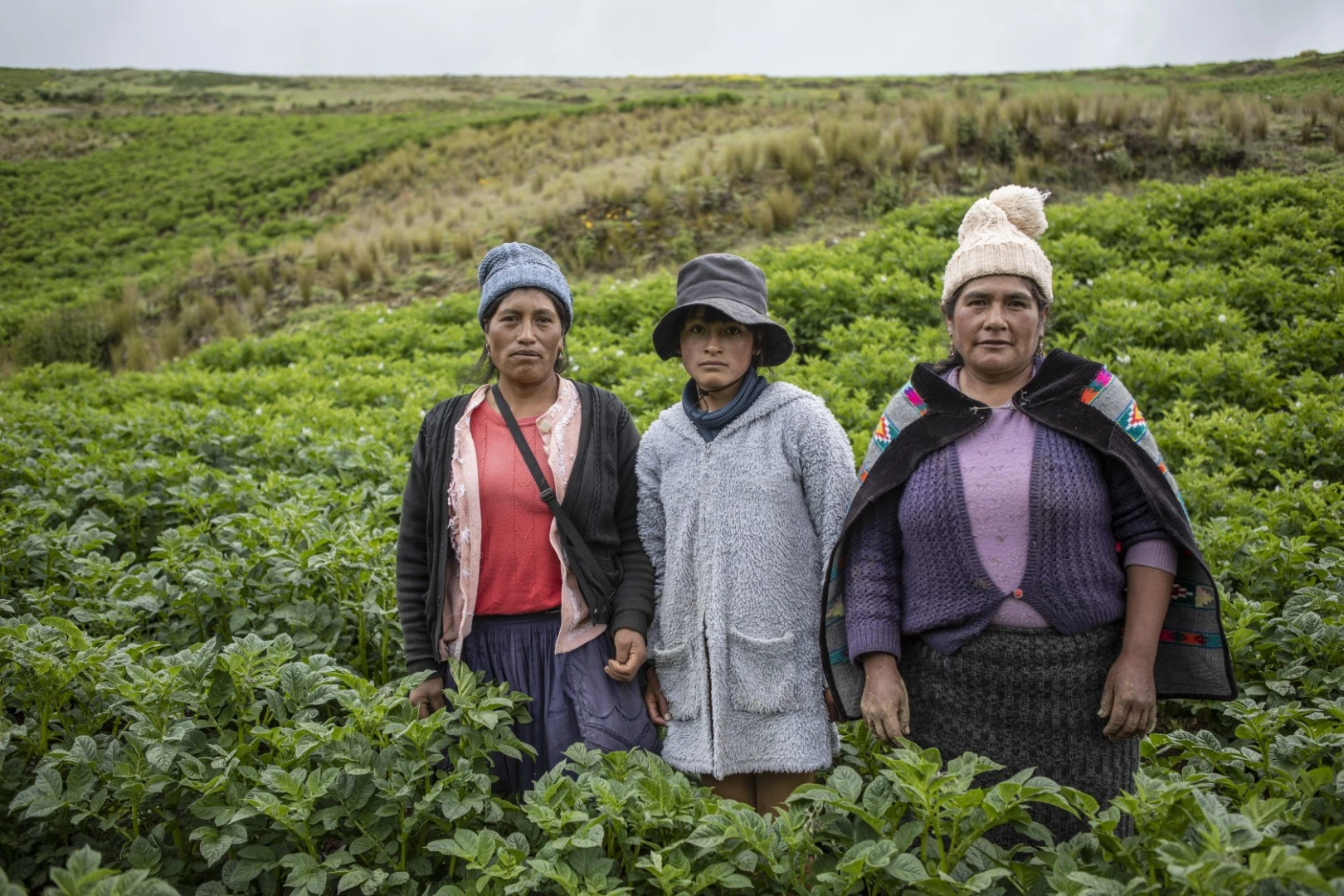 Dos agricultoras y una de sus hijas en un campo de cultivo.