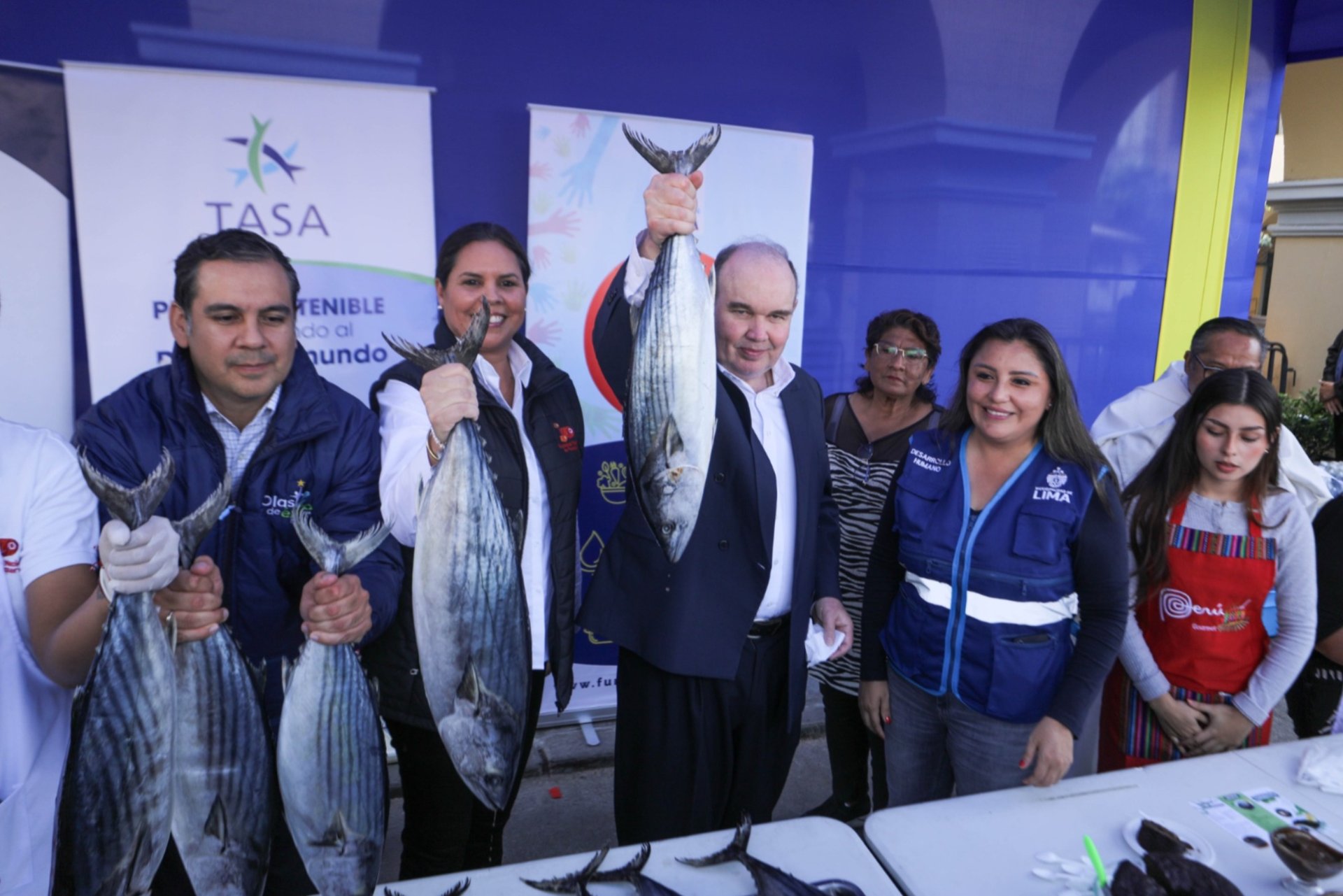MML-entrega-sangre-y-pescado-para-las-ollas-comunes 2