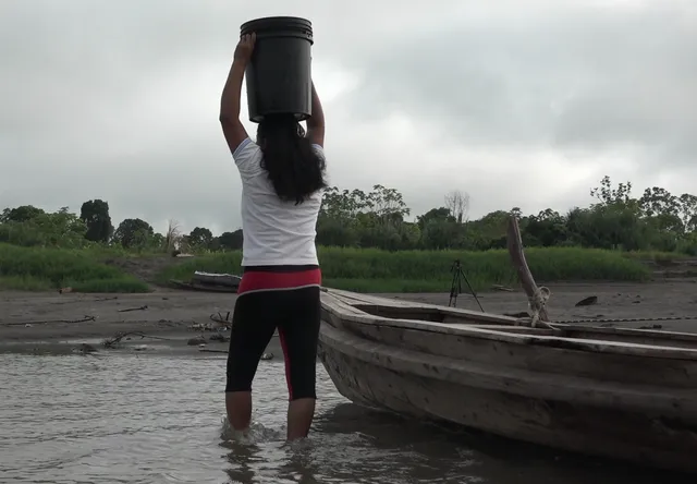 Mariluz sacando agua de rio © Miguel Araoz _ Quisca (1)