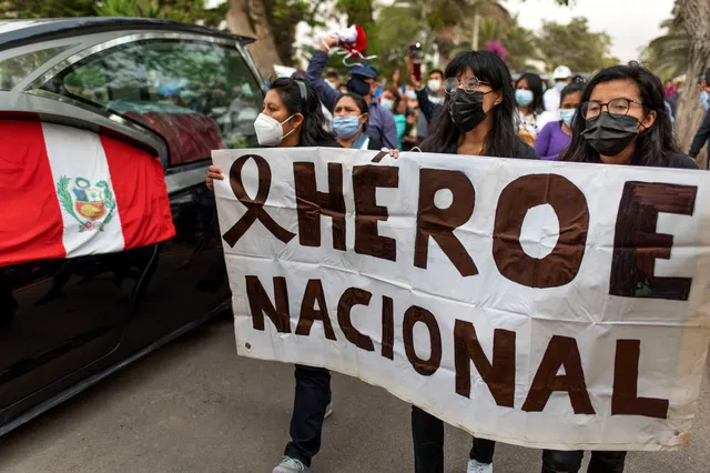 Amigos y familiares de Bryan Pintado llegaron a su funeral con carteles en los que lo llaman héroe nacional.