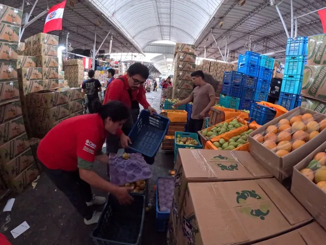 Recuperar alimentos también implica seleccionar lo que todavía sirve, transportarlo y distribuirlo antes de que se deteriore.