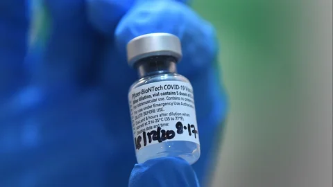 Registro este martes de una dosis de la vacuna de los laboratorios Pfizer BioNTech contra la Covid-19, en un hospital de Londres (Reino Unido). EFE Victoria Jones.jpg