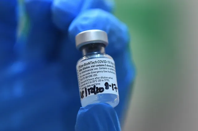 Registro este martes de una dosis de la vacuna de los laboratorios Pfizer BioNTech contra la Covid-19, en un hospital de Londres (Reino Unido). EFE Victoria Jones.jpg