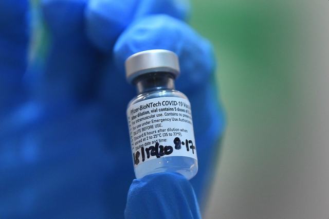 Registro este martes de una dosis de la vacuna de los laboratorios Pfizer BioNTech contra la Covid-19, en un hospital de Londres (Reino Unido). EFE Victoria Jones.jpg