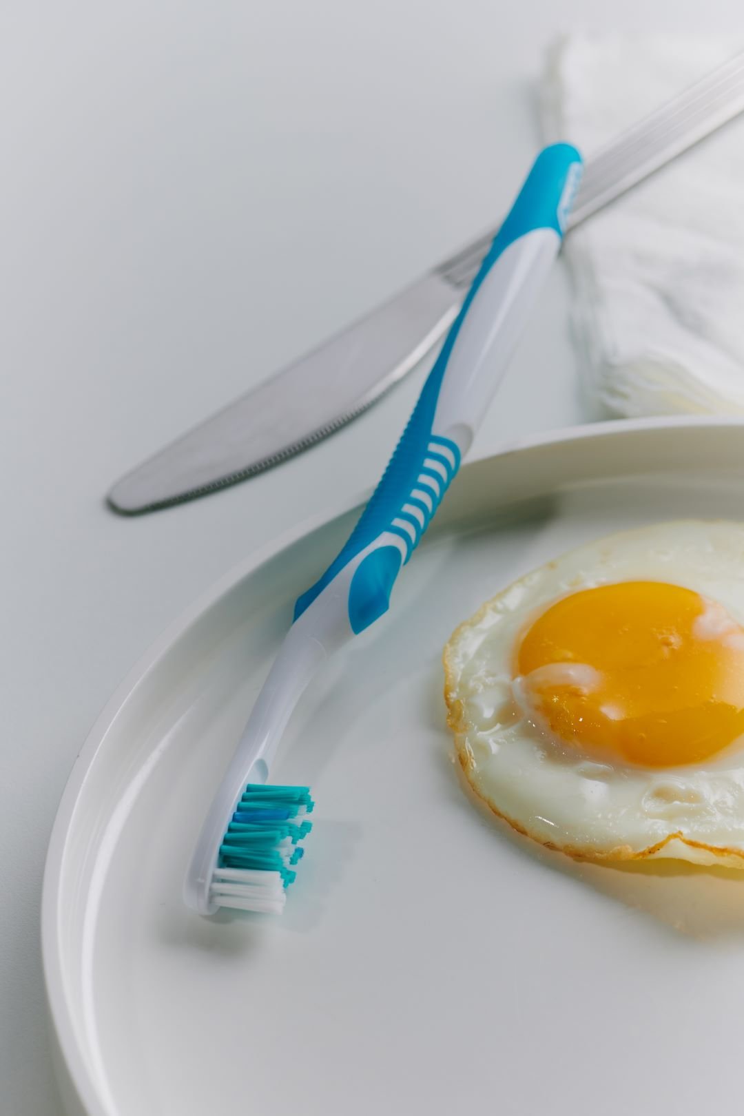 ¿Cuándo lavarse los dientes antes o después de comer?