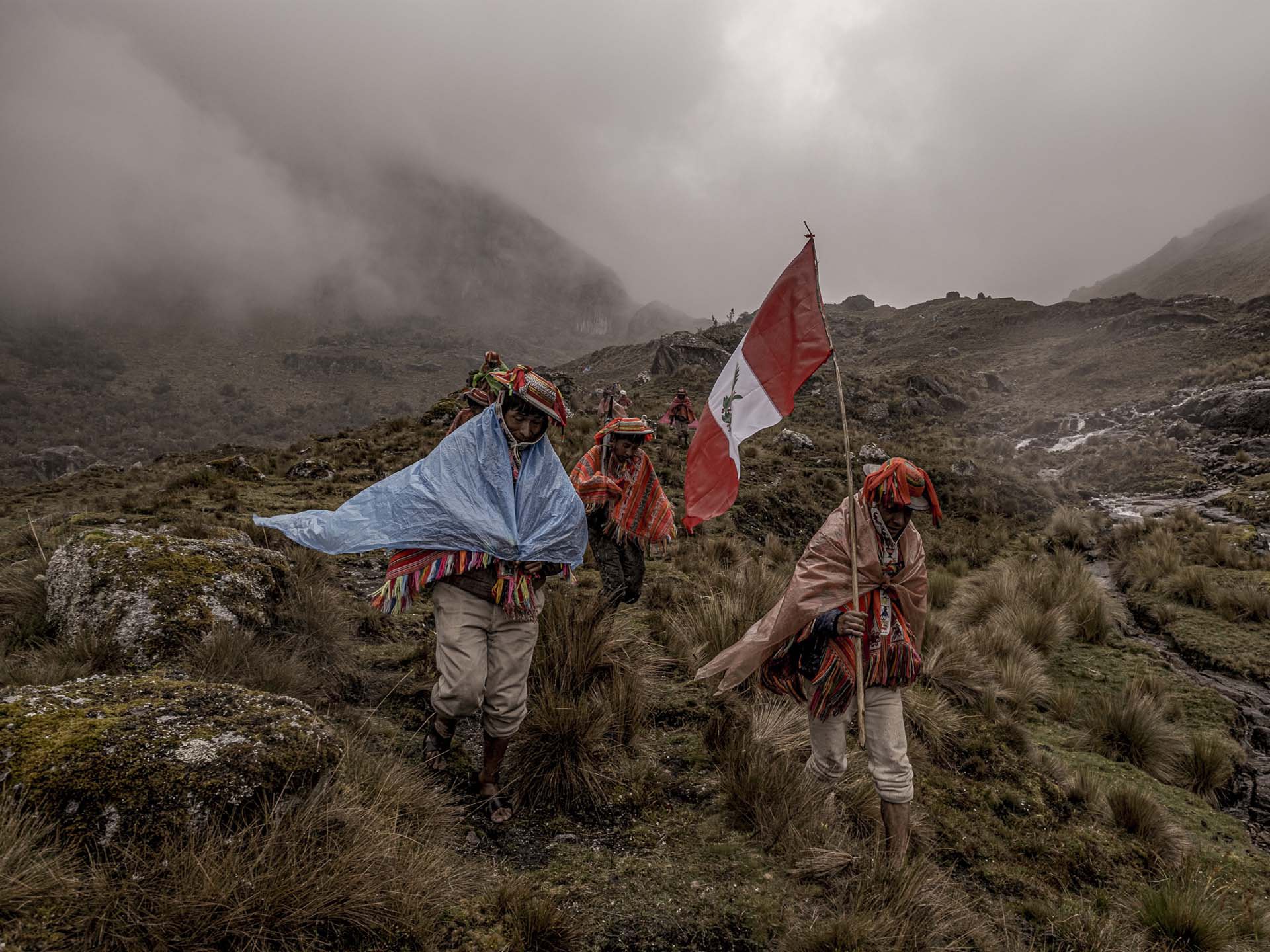 Por la connotación festiva del evento, los hombres que lideran el grupo siempre llevan una bandera del Perú. / Musuk Nolte