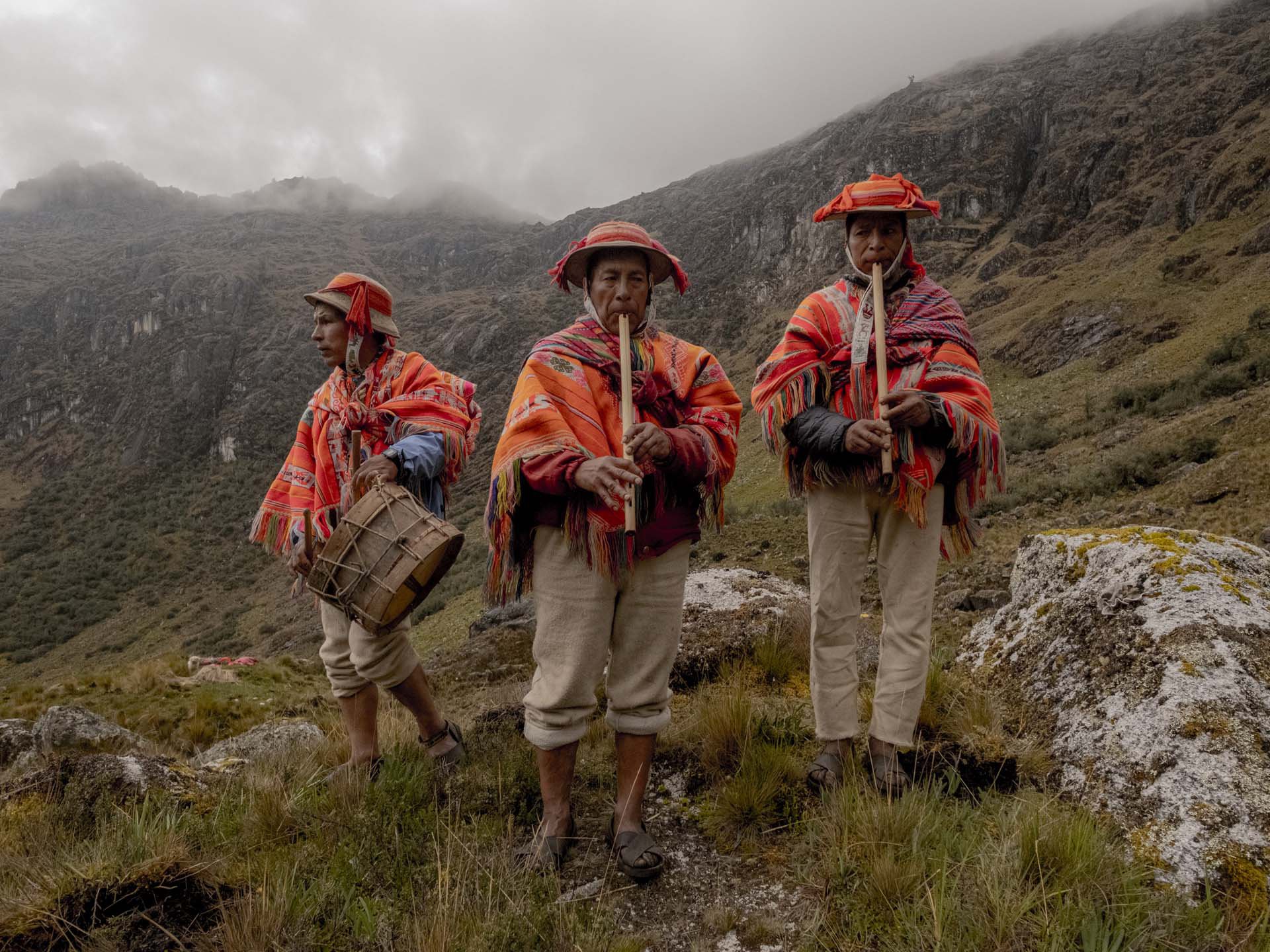La música, la danza y la vestimenta roja son parte fundamental del “Queñua Raymi”. / Musuk Nolte