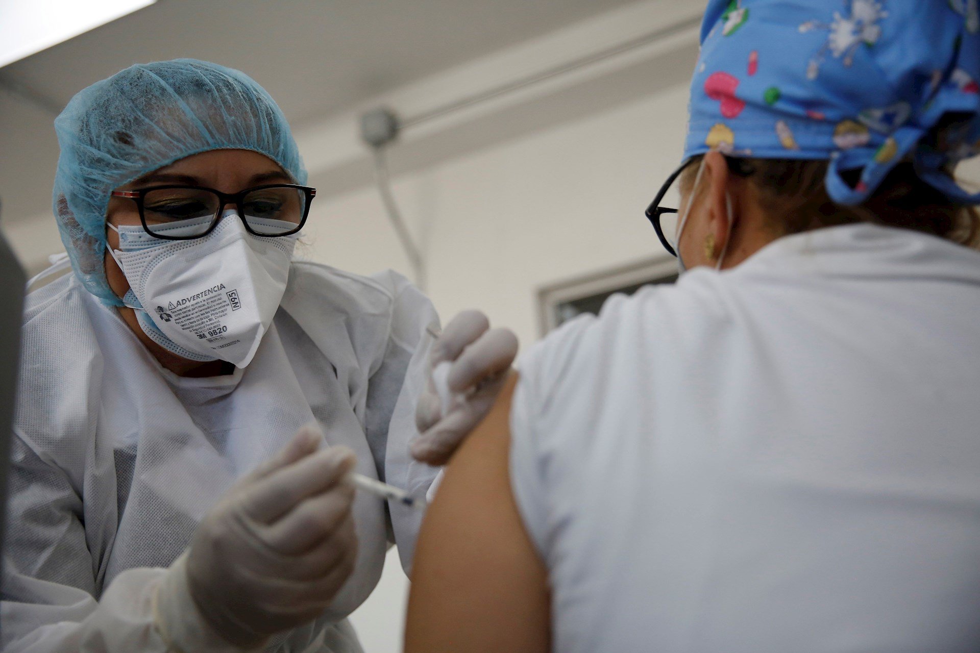 Una enfermera aplica hoy la vacuna contra la covid-19 durante una jornada de vacunación a personal sanitario en una Unidad de Salud Pública en Mejicanos, (El Salvador). EFE Rodrigo Sura