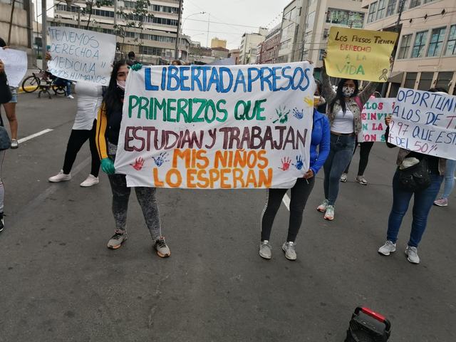 Uno de los tres plantones organizados por Flor Puente, directora del fanpage Presos del Perú, frente al Poder Judicial