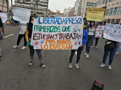 Uno de los tres plantones organizados por Flor Puente, directora del fanpage Presos del Perú, frente al Poder Judicial