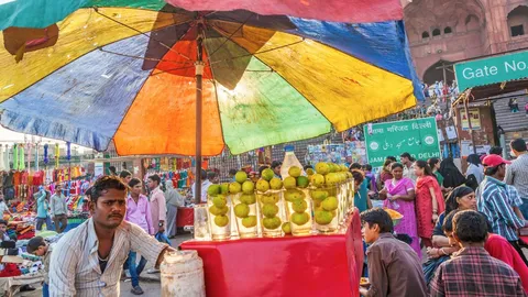 Vendedor-ambulante-mercado-Delhi-_JoergHackemann_Alamy_2K93AC3-1400x934