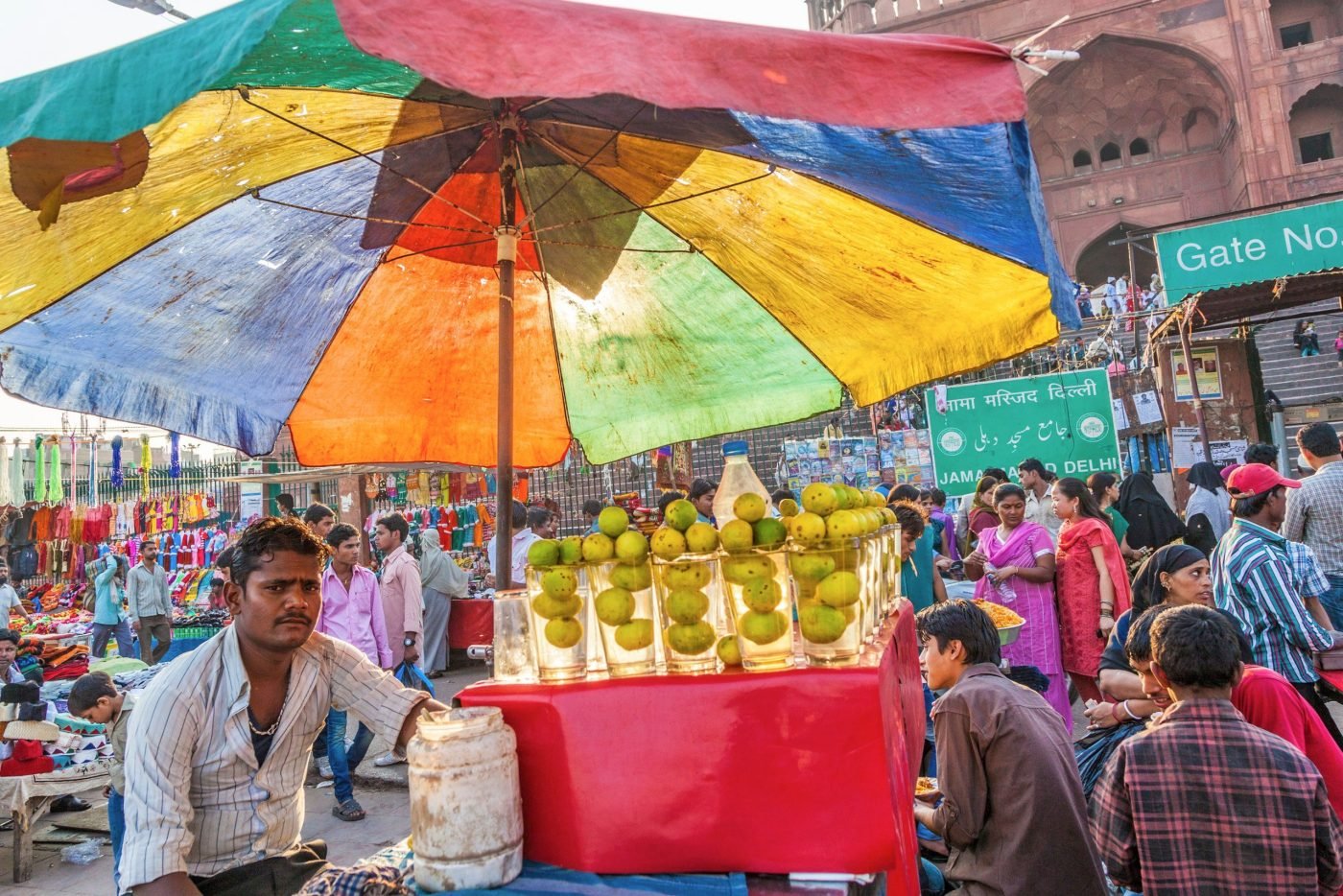 Vendedor-ambulante-mercado-Delhi-_JoergHackemann_Alamy_2K93AC3-1400x934