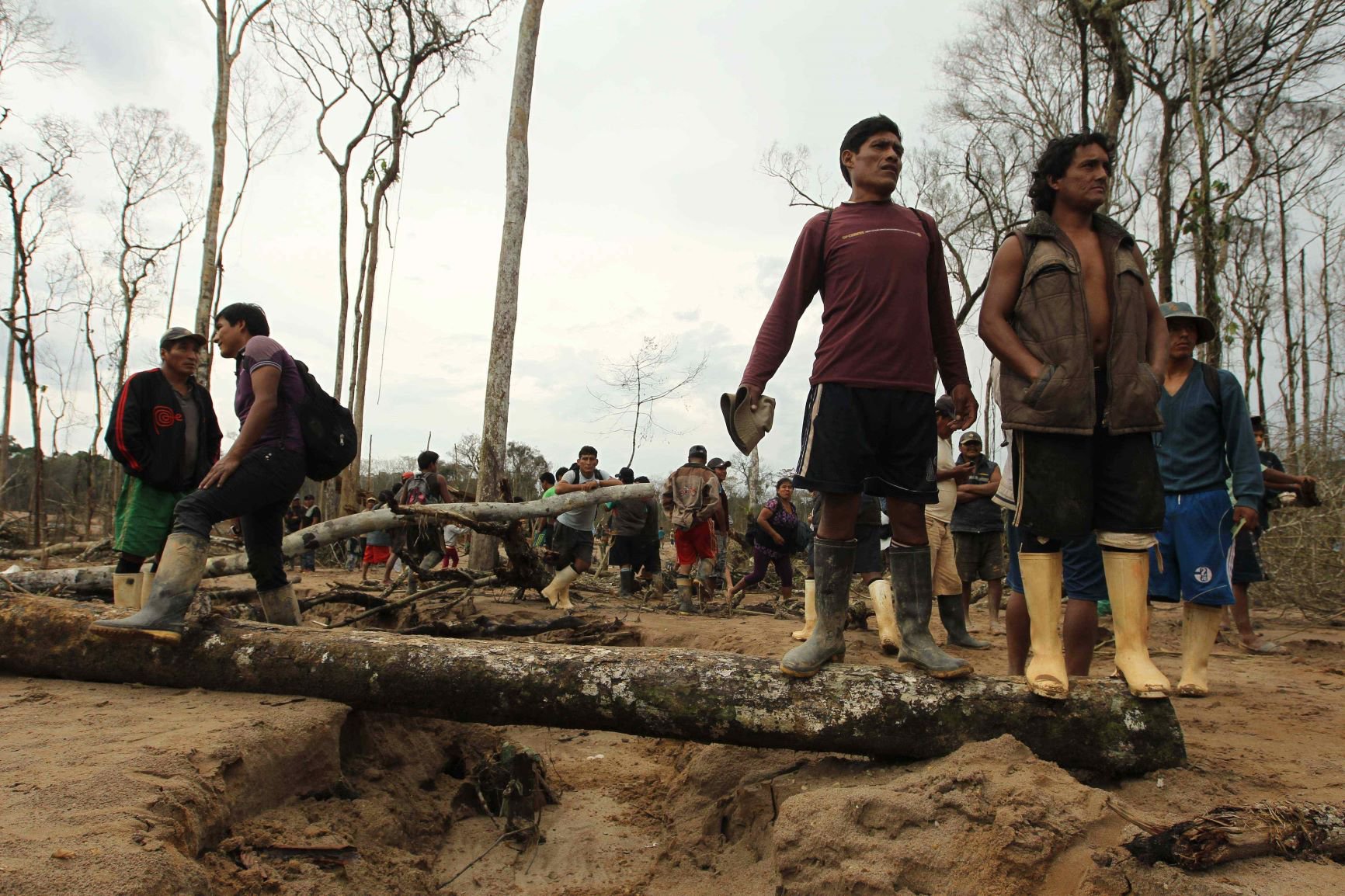 Varios mineros observan un operativo policial contra la minería ilegal en la zona conocida como Mega 13, cerca de la reserva natural de Tambopata (Perú). EFE/ Paolo Aguilar/ ARCHIVO