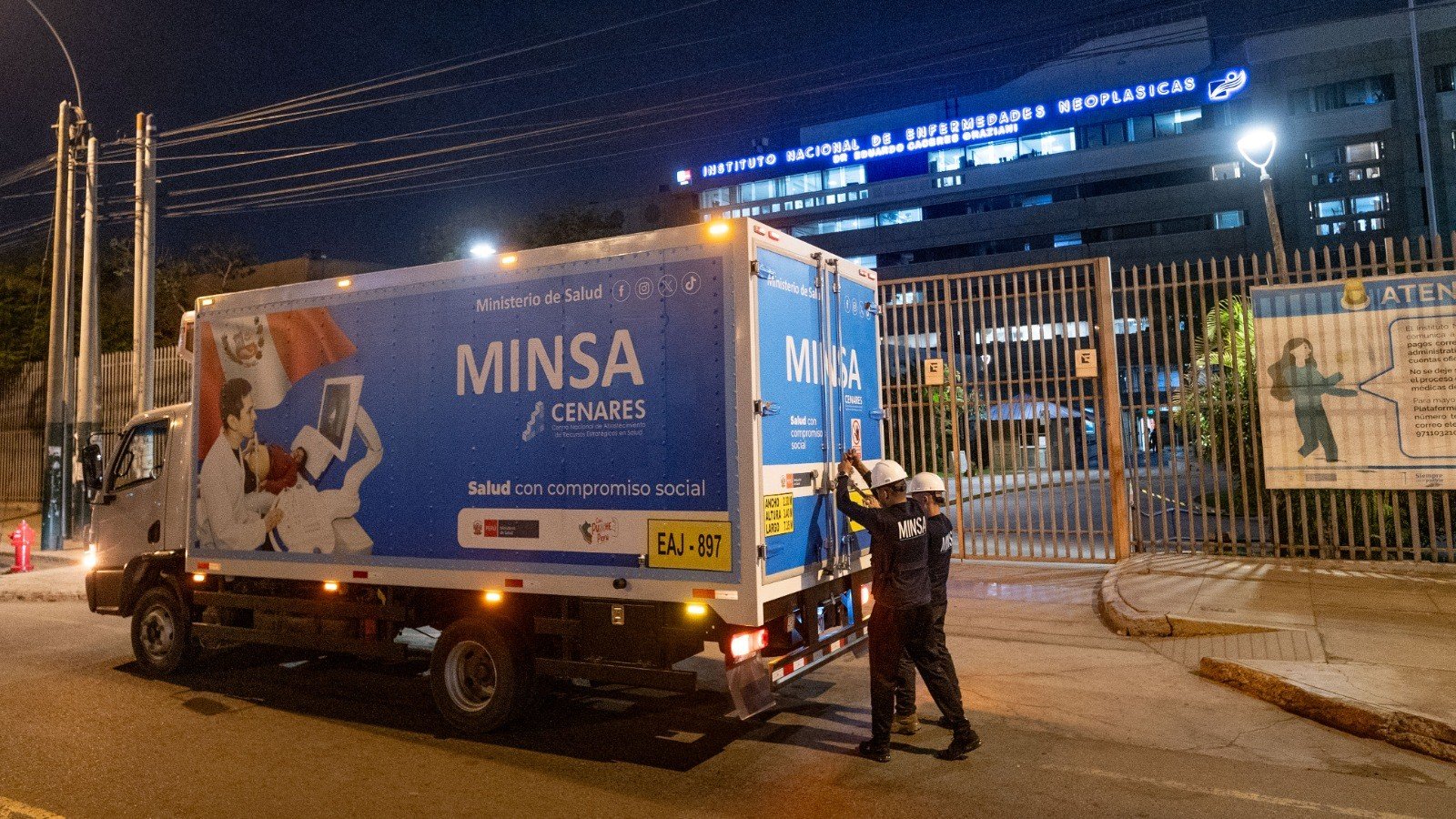Camión de Cenares que transporta medicamentos al INEN
