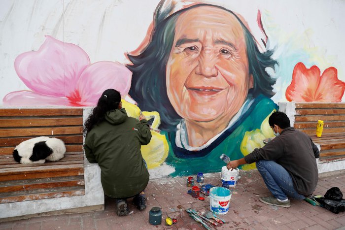 Murales contra el olvido le ponen cara a la muerte durante cuarentena en Perú. EFE
