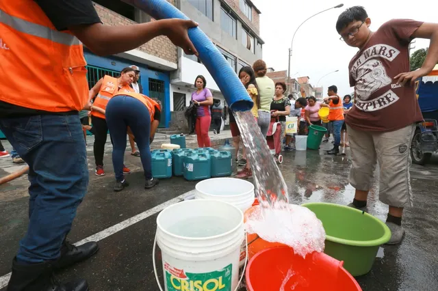 En zonas con problemas de abastecimiento, las familias dependen de la distribución de agua mediante camiones cisterna para cubrir sus necesidades básicas.