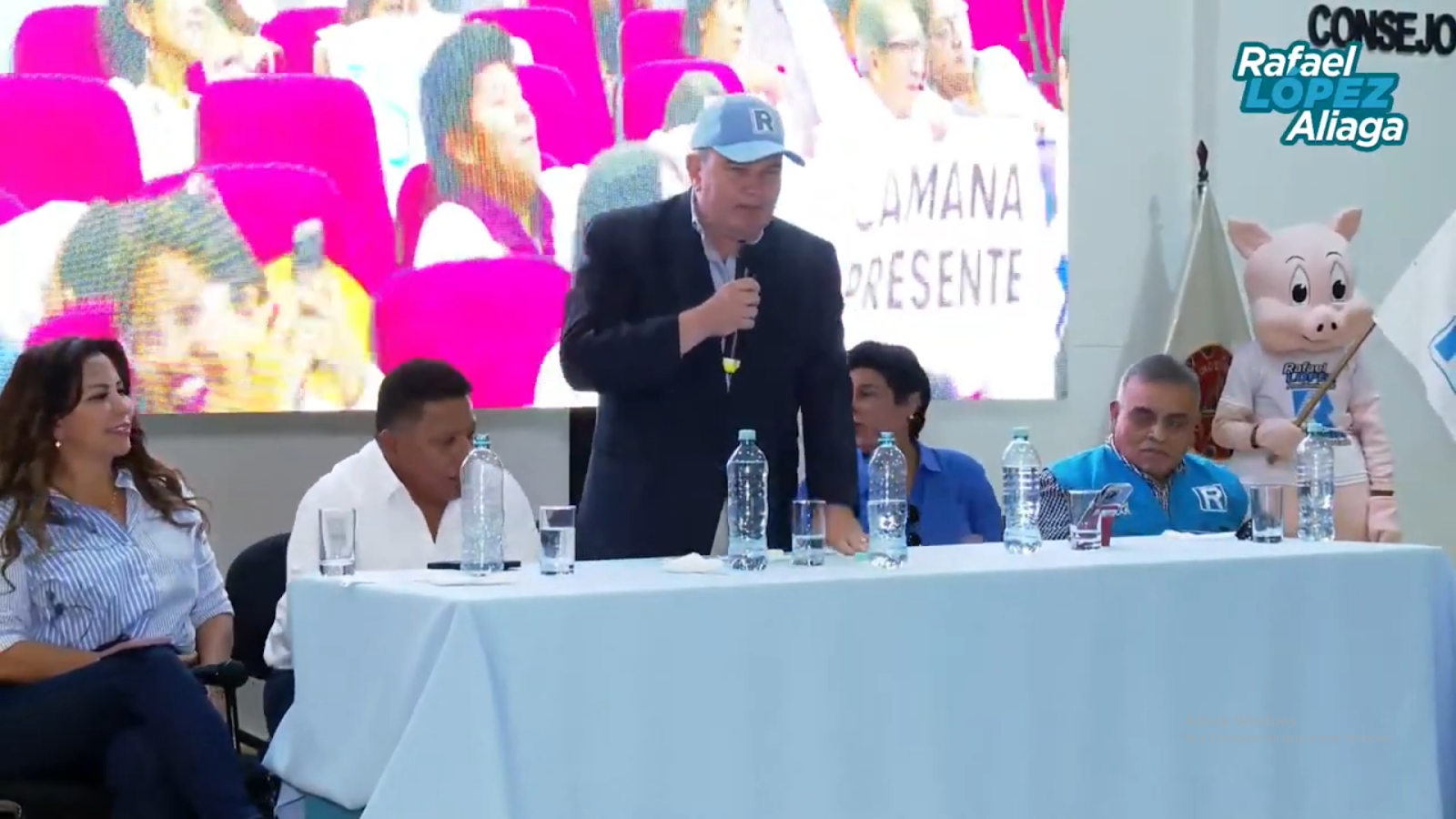 Arequipa. Luego de la inauguración del Hospital de la Solidaridad, el alcalde de Lima organizó un evento partidario. Participaron Patricia Chirinos, Esdras Medina y Norma Yarrow, congresistas de Renovación Popular.