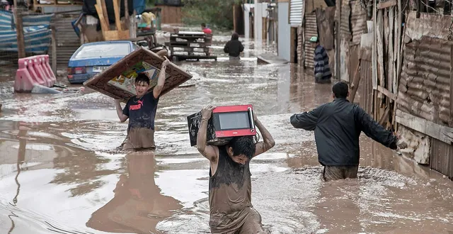 Vecinos intentan poner a salvo sus pertenencias durante las inundaciones provocadas por El Niño costero de 2017 en el norte del Perú.