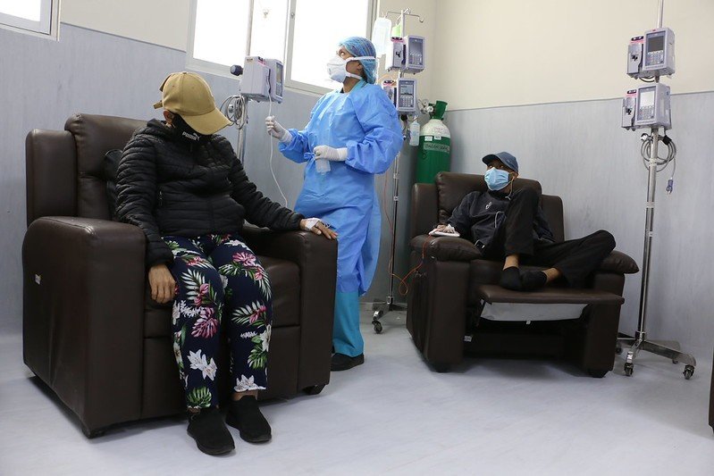 Dos pacients oncológicos recibiento tratamiento de quimioterápia en hospitales
