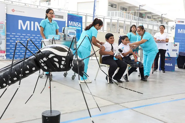 Las brigadas vacunan en colegios y establecimientos de salud de las regiones priorizadas, pero la campaña avanza lento. Al 11 de octubre solo se había aplicado el 29% de las primeras dosis previstas.
