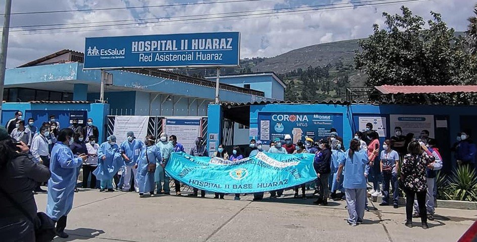 plantón hospital Huaraz.jpg