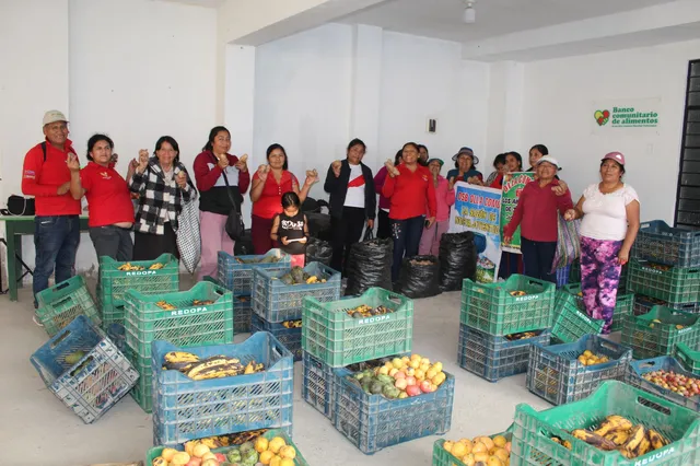 Las ollas comunes de REDOPA reúnen en su Banco Comunitario de Alimentos, en Manchay, lo que recuperan en chacras y mercados. Desde ahí, las frutas, verduras y tubérculos se reparten entre sus 56 ollas o se transforman en productos que duran más.