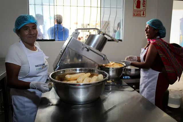 En el Banco Comunitario de REDOPA, en Manchay, las ollas transforman los excedentes en chifles, mermeladas y encurtidos.